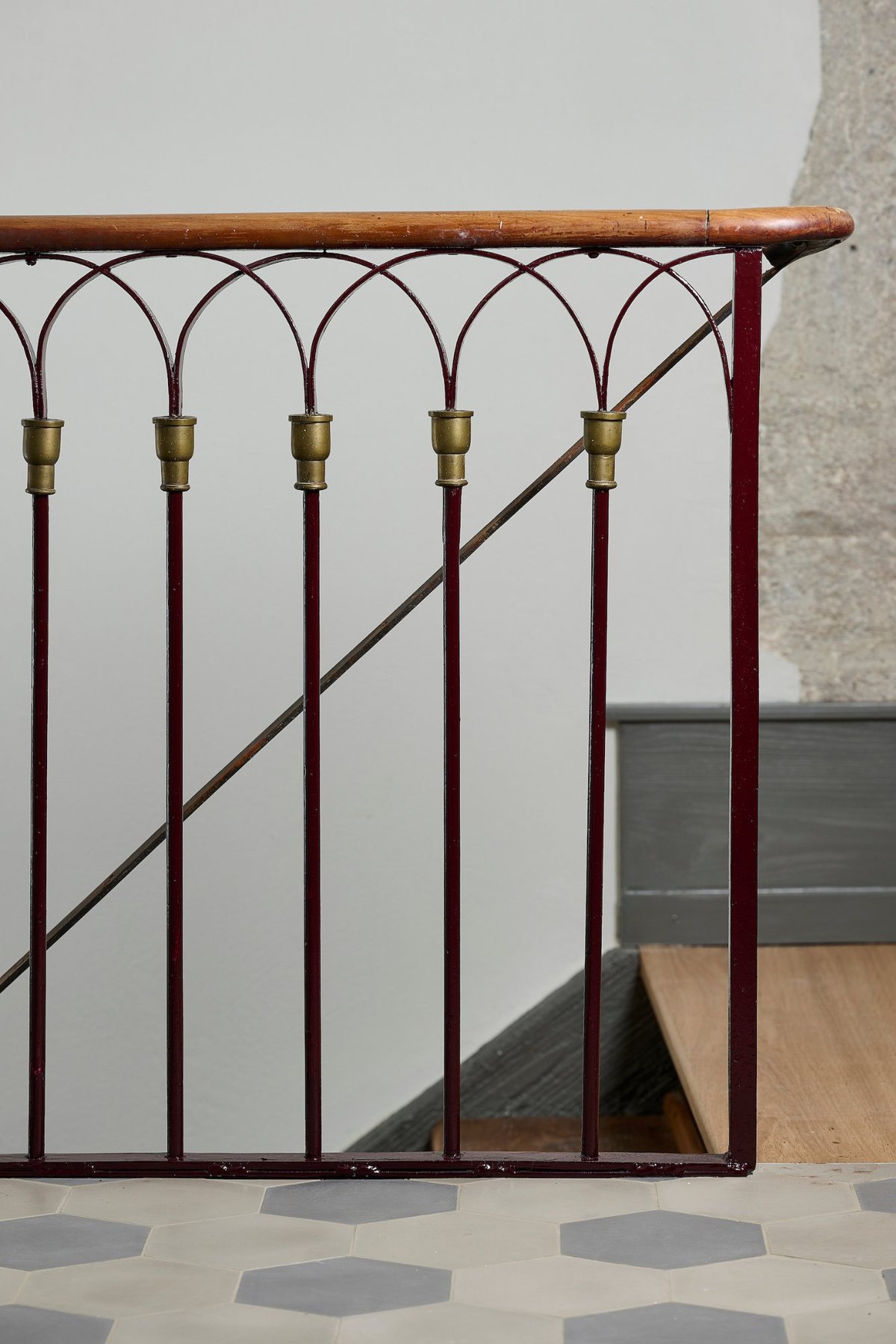 Cage d'escalier d'un immeuble ancien à Neuchâtel, ferronnerie et carreaux de ciment